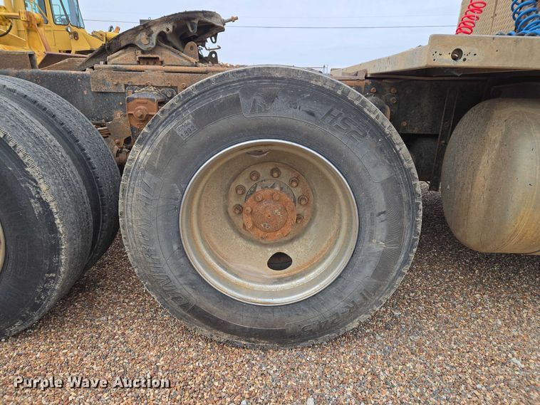 image for item ET5362 1981 Peterbilt semi truck