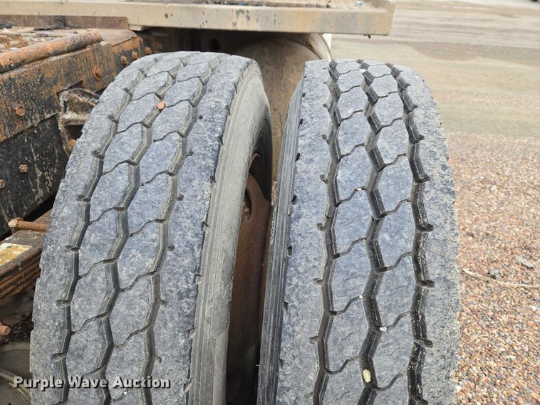 image for item ET5362 1981 Peterbilt semi truck