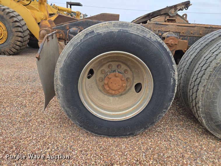 image for item ET5362 1981 Peterbilt semi truck