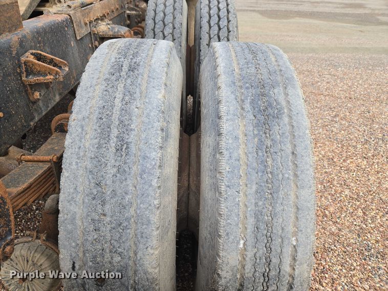 image for item ET5362 1981 Peterbilt semi truck