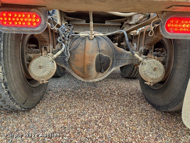 image for item ET5362 1981 Peterbilt semi truck