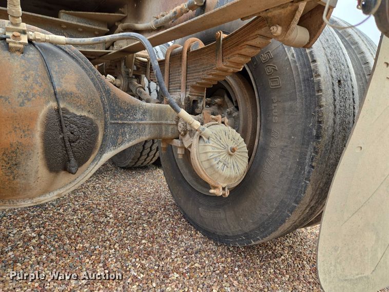 image for item ET5362 1981 Peterbilt semi truck