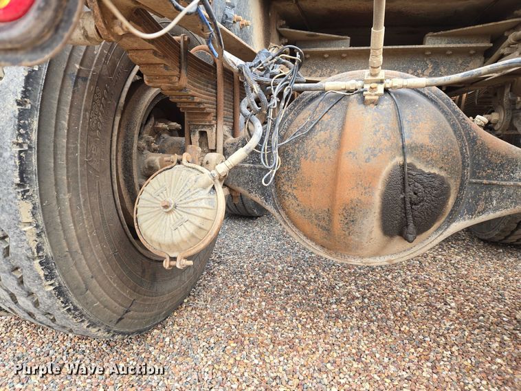 image for item ET5362 1981 Peterbilt semi truck