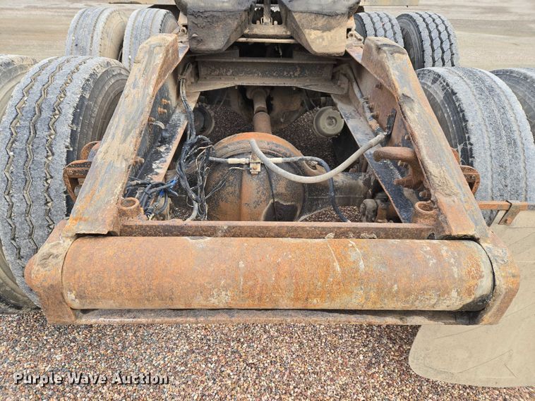 image for item ET5362 1981 Peterbilt semi truck