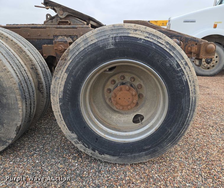 image for item ET5362 1981 Peterbilt semi truck