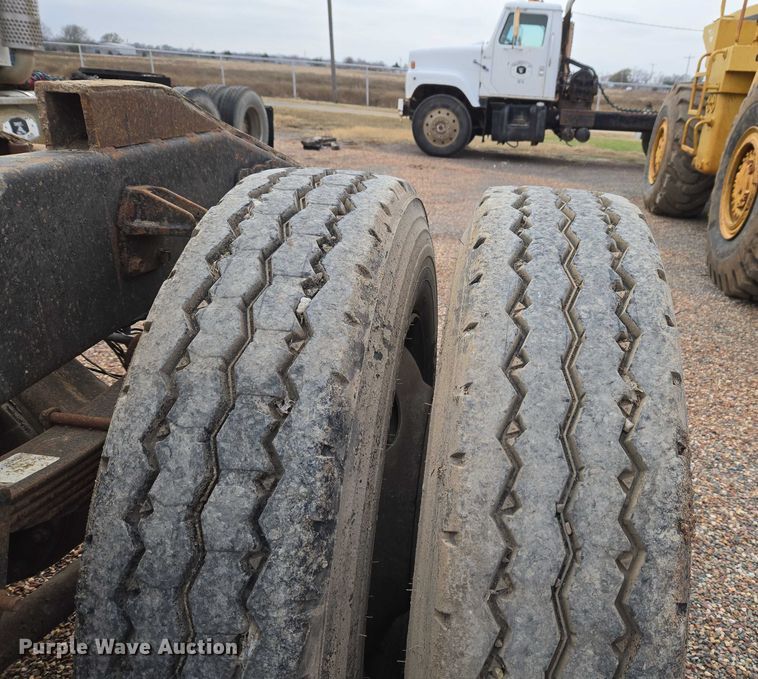 image for item ET5362 1981 Peterbilt semi truck