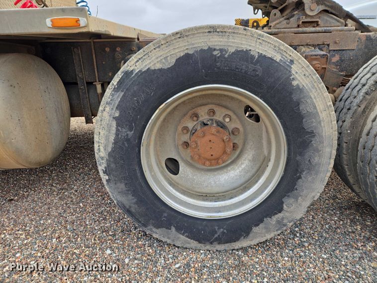 image for item ET5362 1981 Peterbilt semi truck