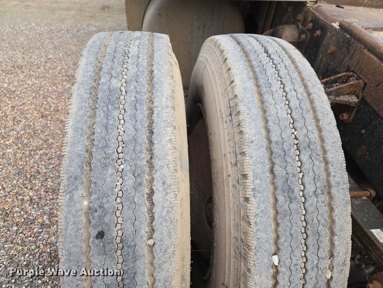 image for item ET5362 1981 Peterbilt semi truck