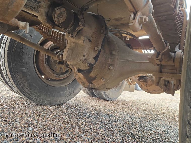 image for item ET5362 1981 Peterbilt semi truck