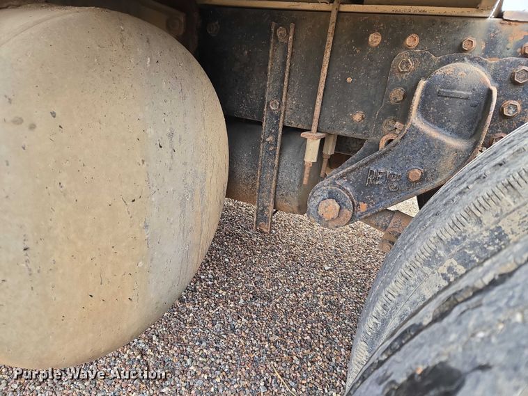 image for item ET5362 1981 Peterbilt semi truck