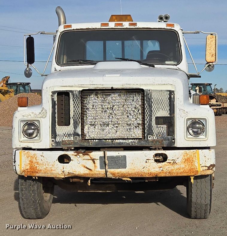 image for item ET5363 1982 International 2575 winch truck