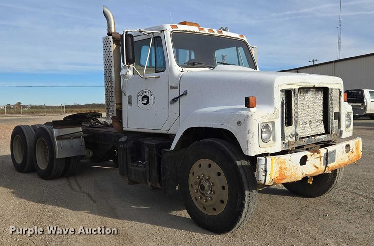 image for item ET5363 1982 International 2575 winch truck