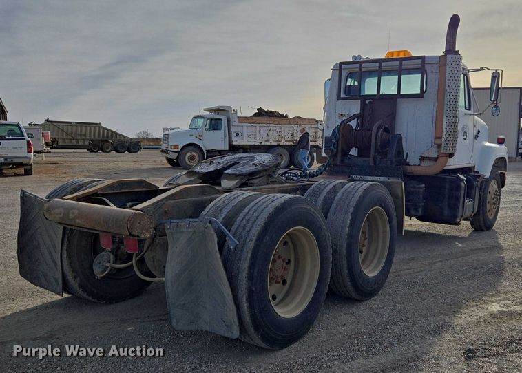 image for item ET5363 1982 International 2575 winch truck