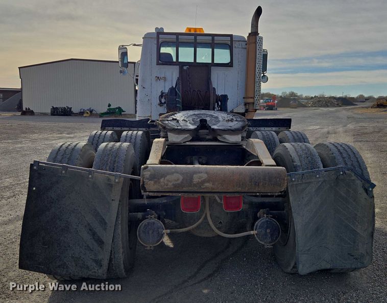 image for item ET5363 1982 International 2575 winch truck