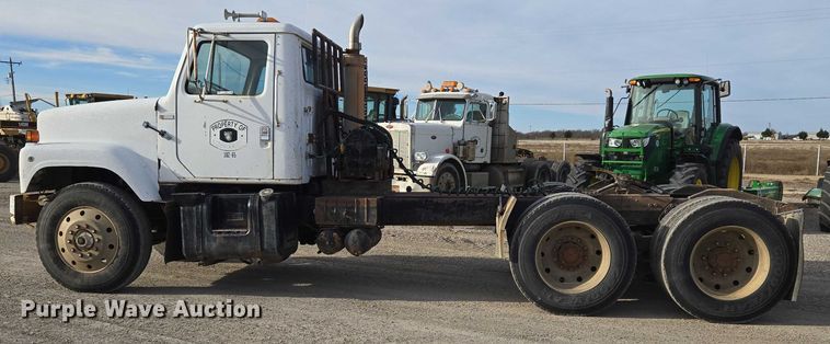 image for item ET5363 1982 International 2575 winch truck