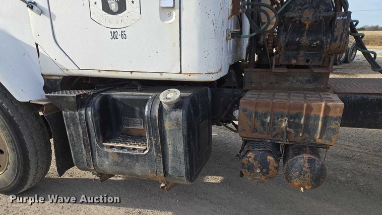 image for item ET5363 1982 International 2575 winch truck