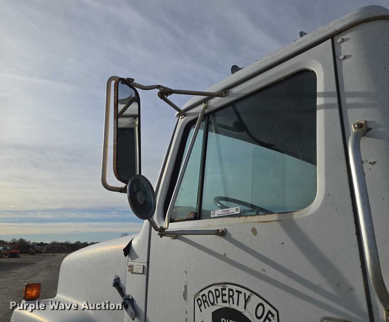 image for item ET5363 1982 International 2575 winch truck