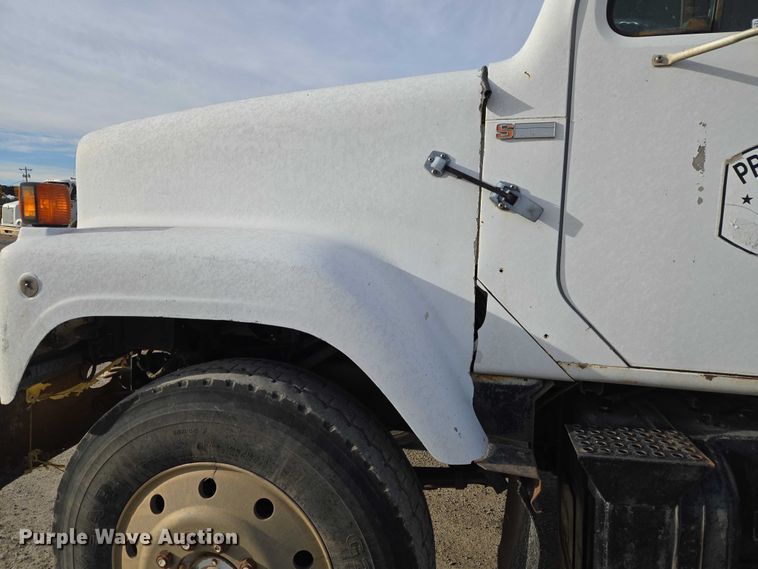 image for item ET5363 1982 International 2575 winch truck