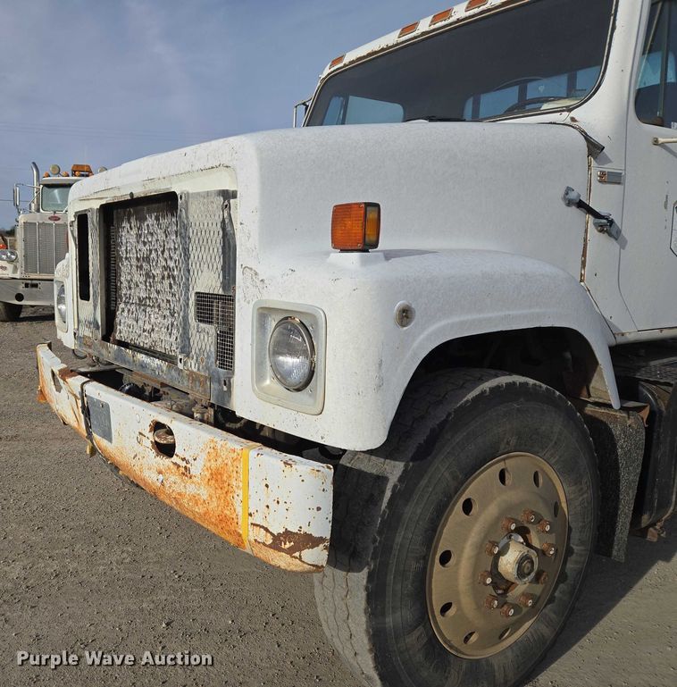 image for item ET5363 1982 International 2575 winch truck