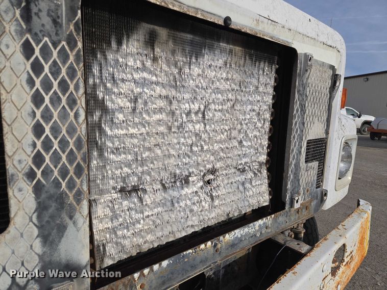 image for item ET5363 1982 International 2575 winch truck