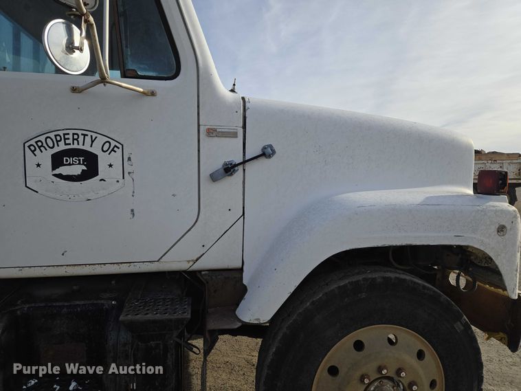 image for item ET5363 1982 International 2575 winch truck