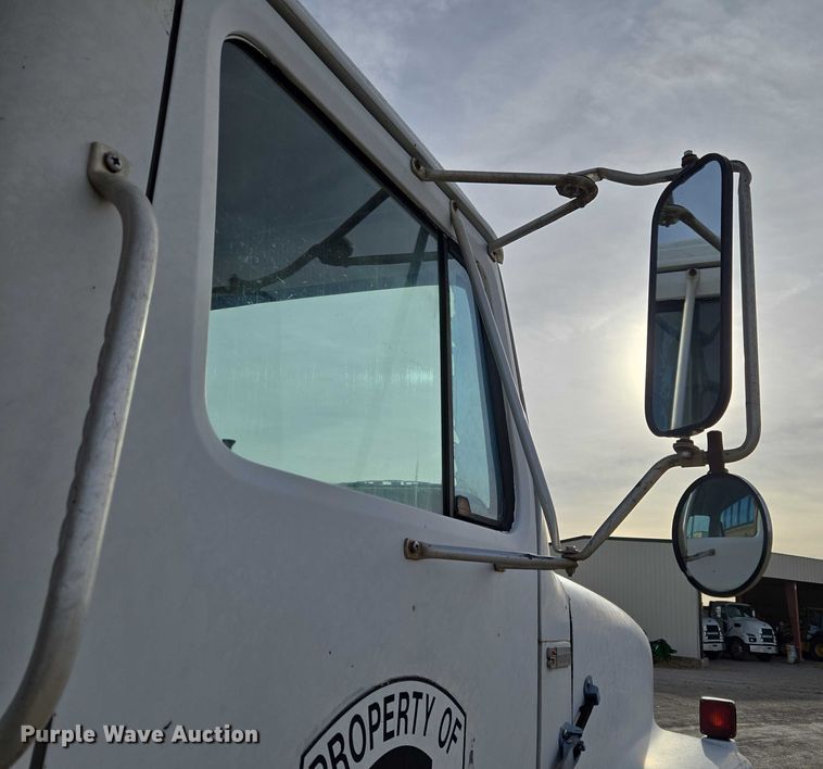 image for item ET5363 1982 International 2575 winch truck