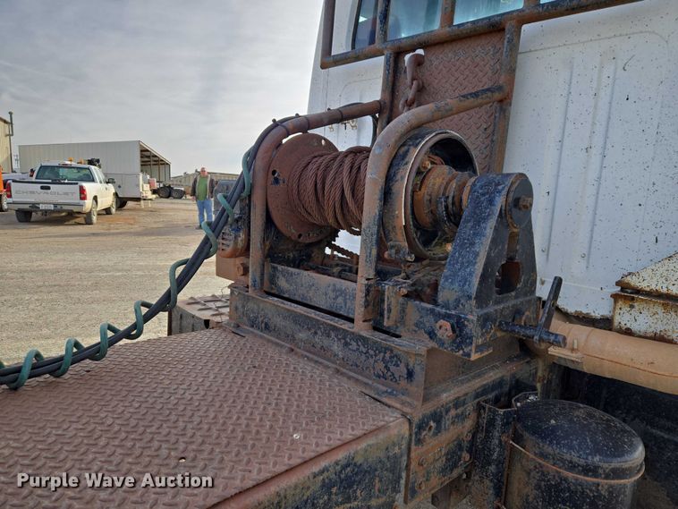 image for item ET5363 1982 International 2575 winch truck