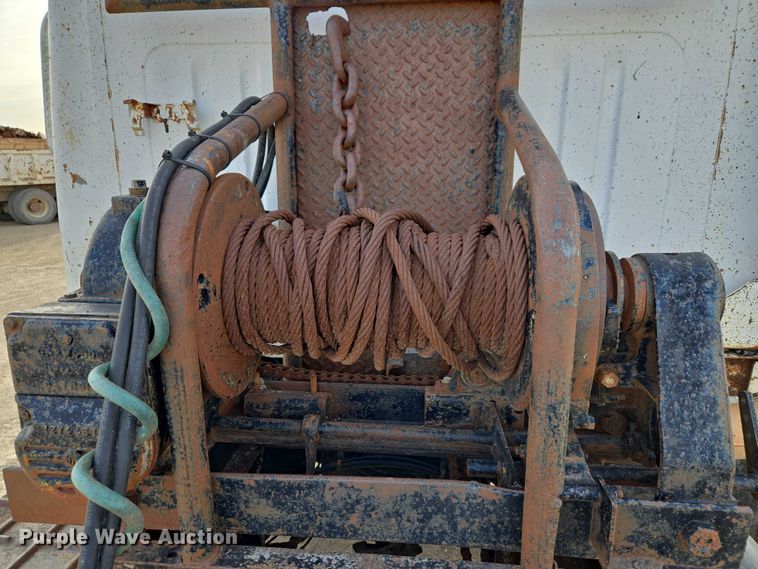 image for item ET5363 1982 International 2575 winch truck