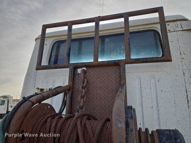 image for item ET5363 1982 International 2575 winch truck