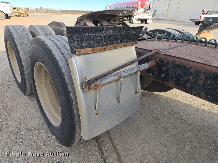 image for item ET5363 1982 International 2575 winch truck