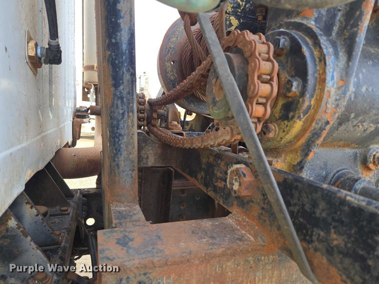 image for item ET5363 1982 International 2575 winch truck