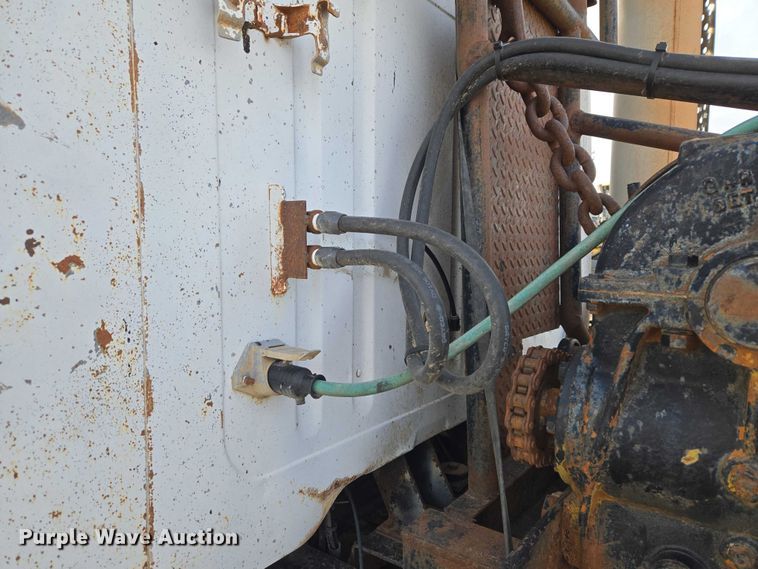 image for item ET5363 1982 International 2575 winch truck