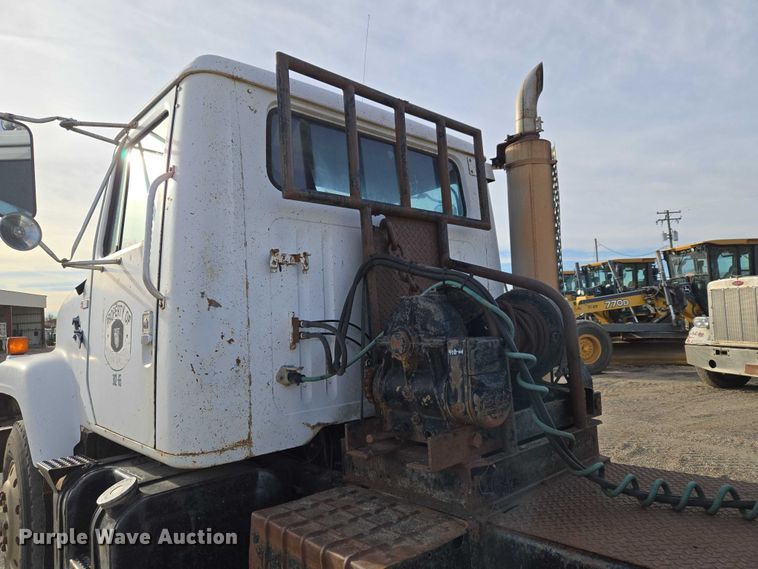 image for item ET5363 1982 International 2575 winch truck