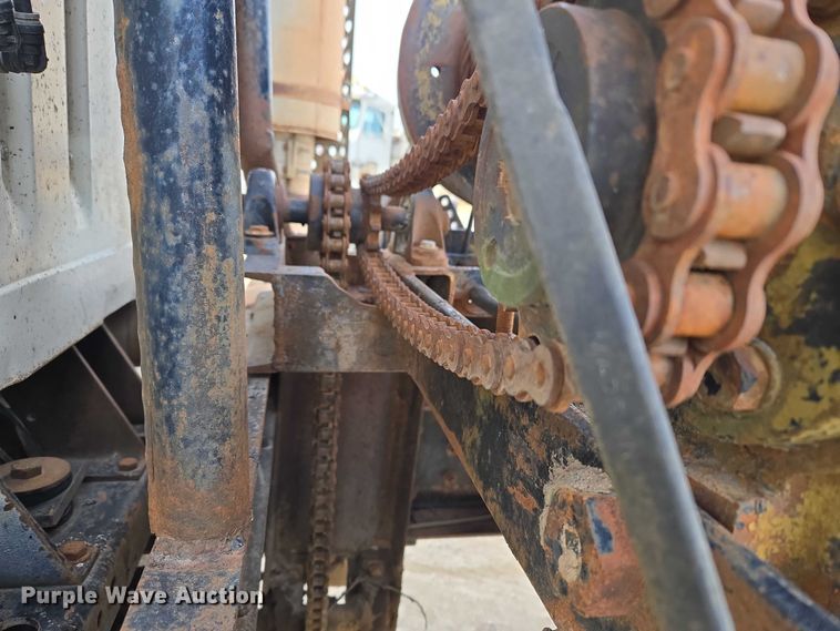 image for item ET5363 1982 International 2575 winch truck