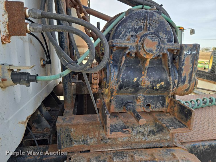 image for item ET5363 1982 International 2575 winch truck