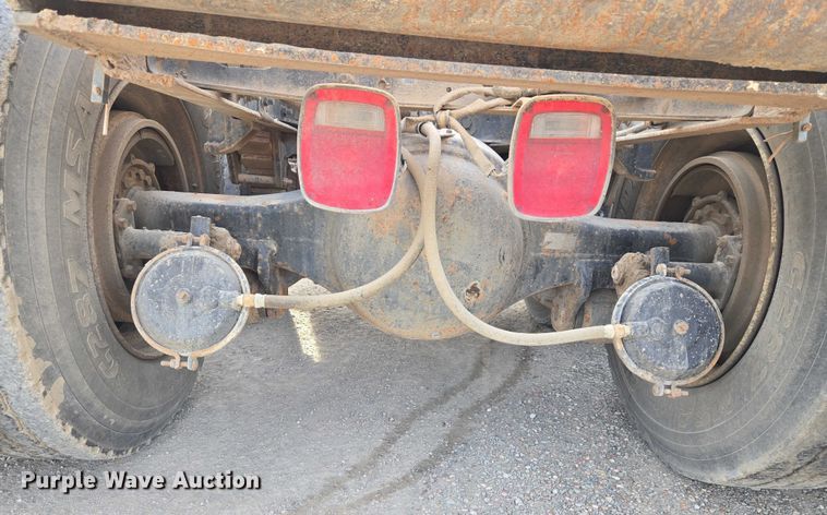 image for item ET5363 1982 International 2575 winch truck