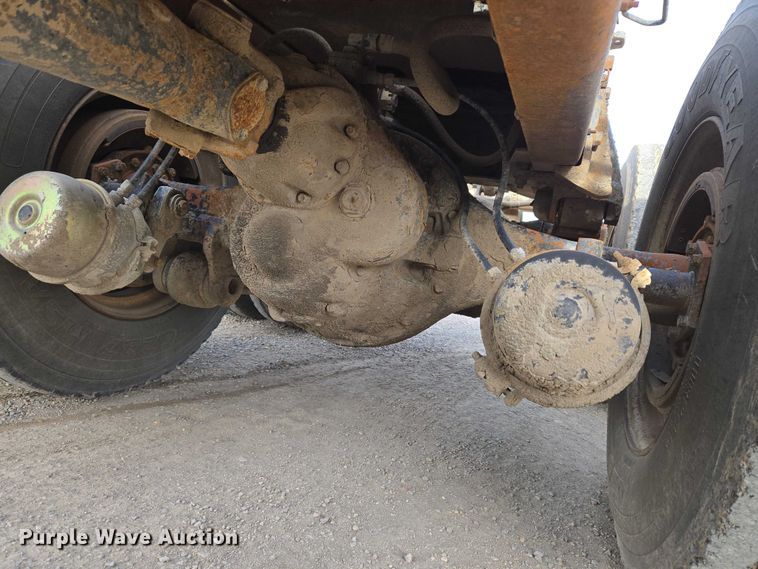 image for item ET5363 1982 International 2575 winch truck