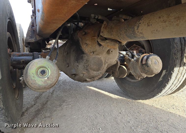 image for item ET5363 1982 International 2575 winch truck