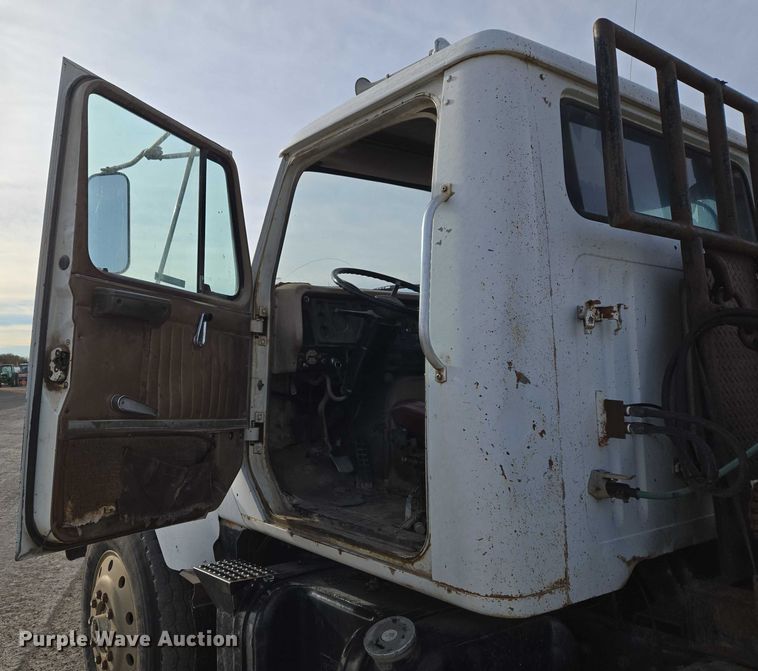 image for item ET5363 1982 International 2575 winch truck