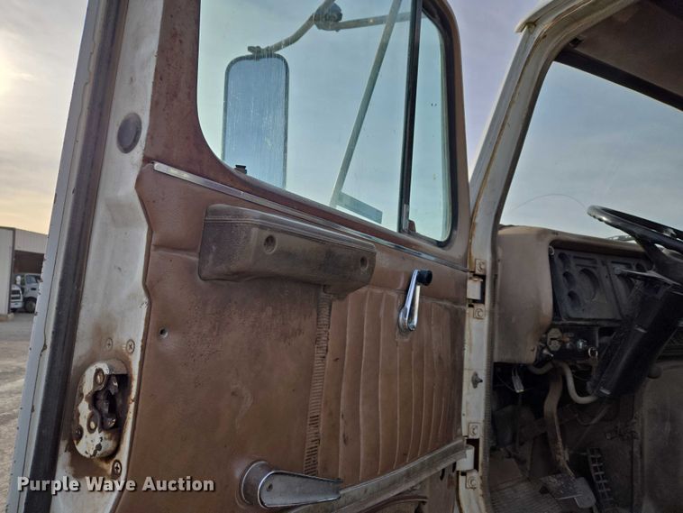 image for item ET5363 1982 International 2575 winch truck