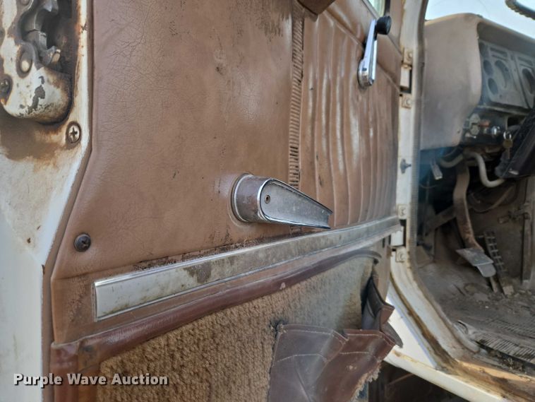 image for item ET5363 1982 International 2575 winch truck