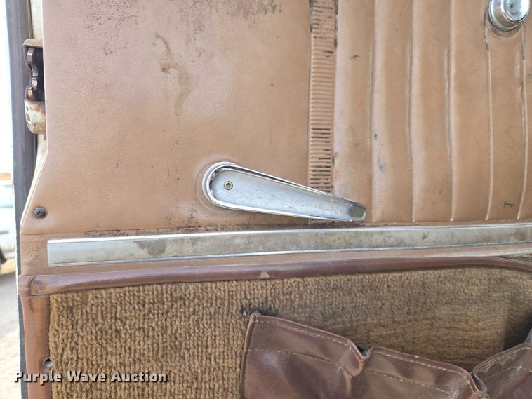 image for item ET5363 1982 International 2575 winch truck