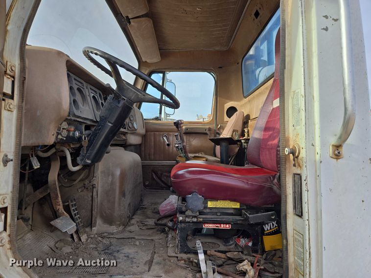 image for item ET5363 1982 International 2575 winch truck