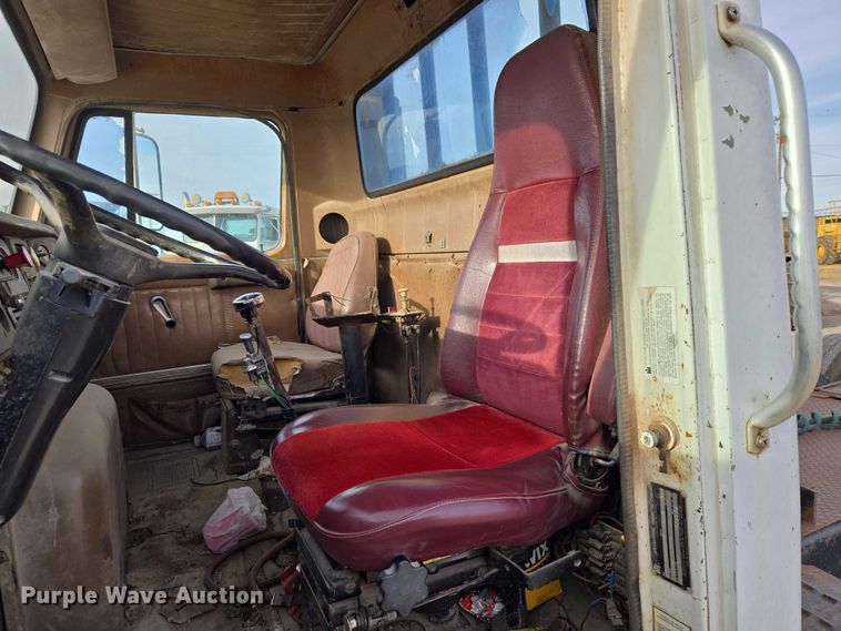 image for item ET5363 1982 International 2575 winch truck