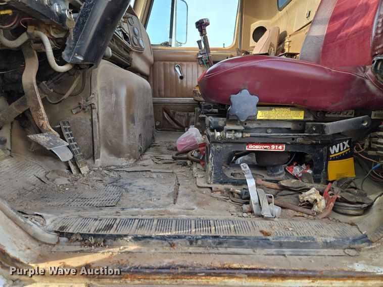 image for item ET5363 1982 International 2575 winch truck