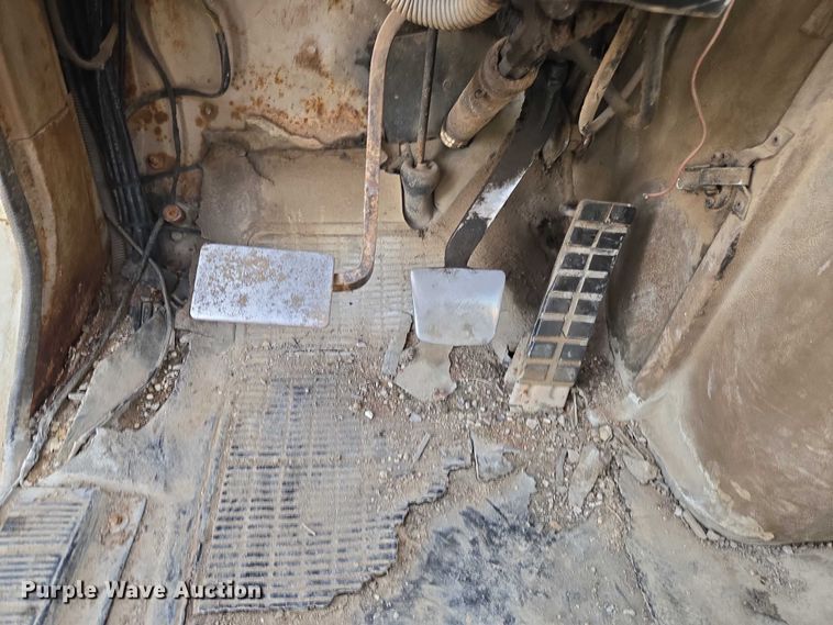 image for item ET5363 1982 International 2575 winch truck