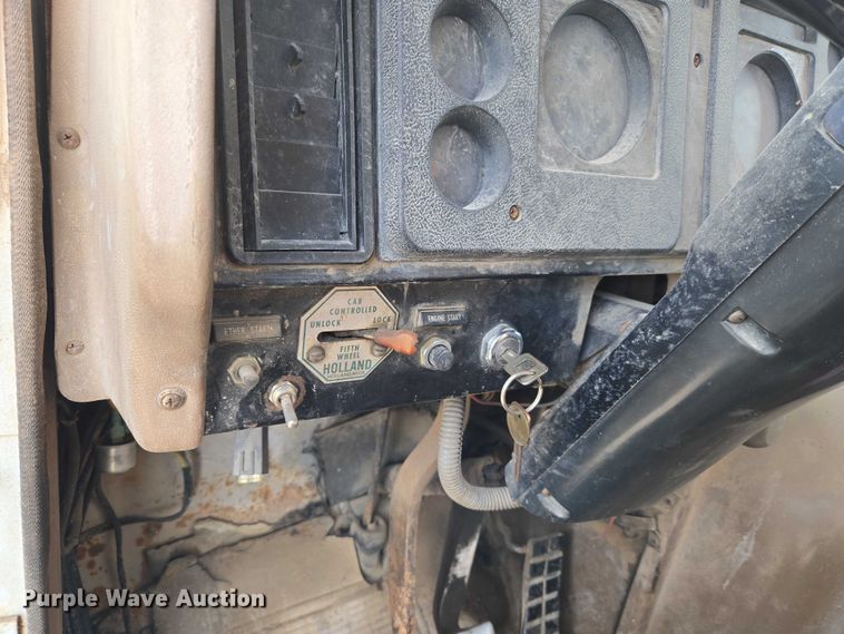 image for item ET5363 1982 International 2575 winch truck