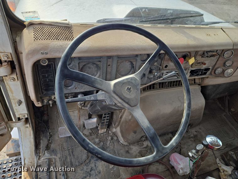 image for item ET5363 1982 International 2575 winch truck