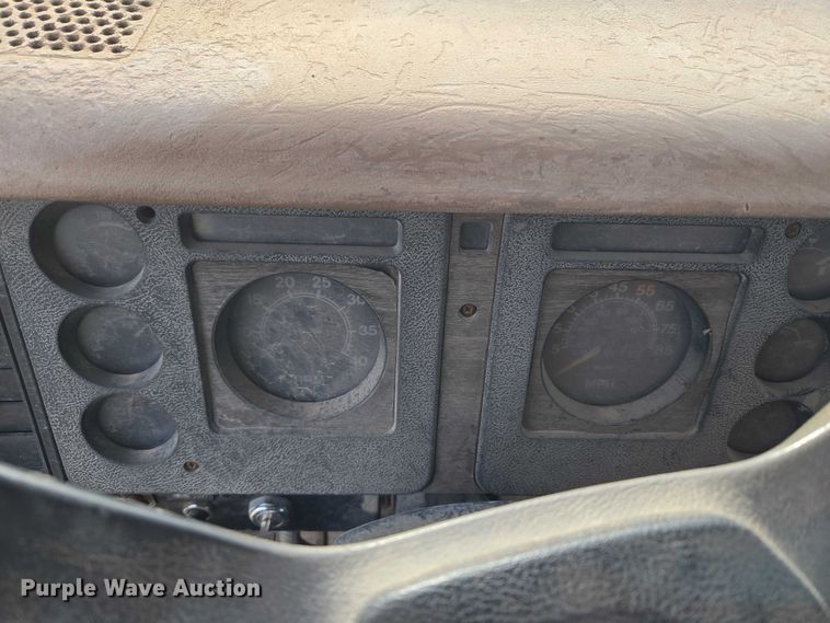 image for item ET5363 1982 International 2575 winch truck