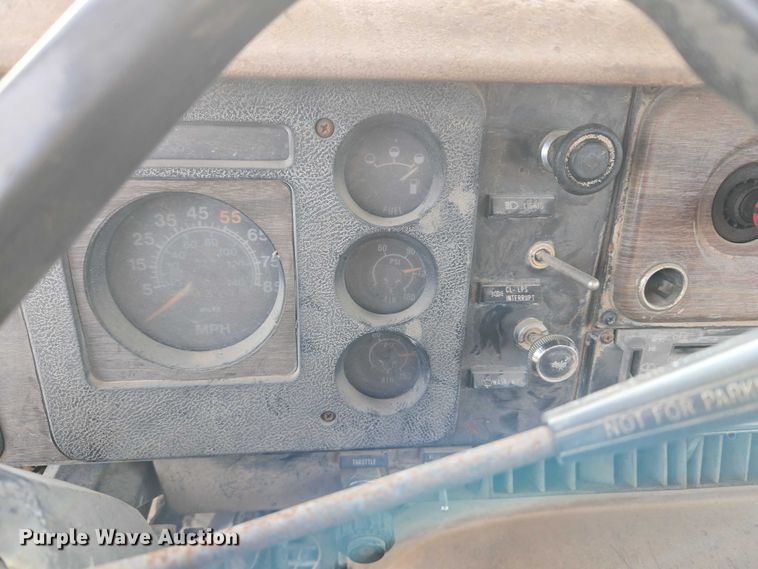 image for item ET5363 1982 International 2575 winch truck